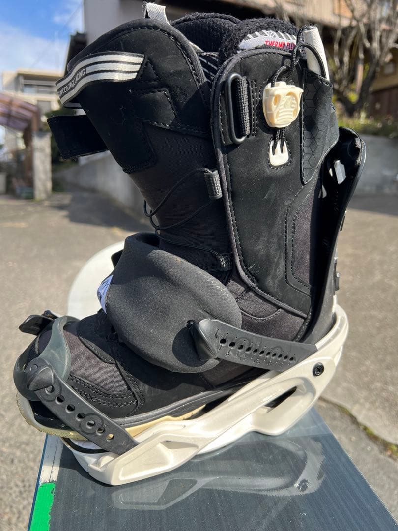 FLOWの板 SALOMONのビンディング DEELUXEのブーツ