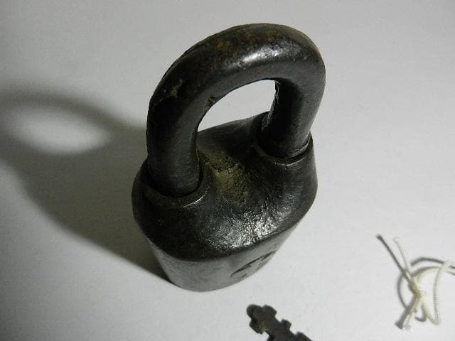 古い希少な鉄道錠前その１（ボディーに「滿鐵」マークと思われる刻印）