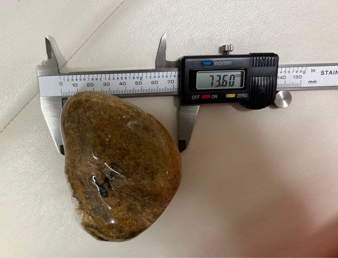 天然石　翡翠 原石 627g