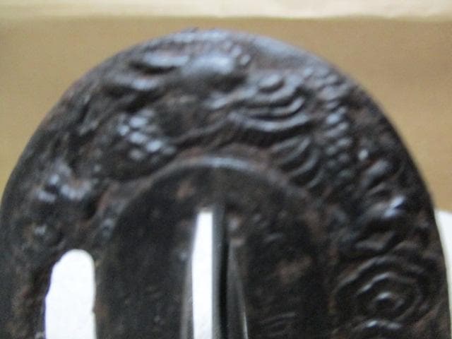 日本刀装具　鍔　龍文　在銘　Q60-2