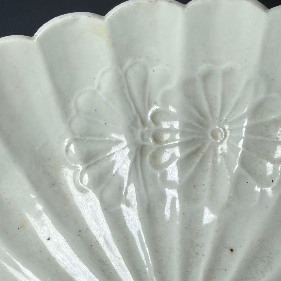 江戸中期　白磁菊花形膾皿　陽刻菊花文様　粉挽　古陶を楽しむ　17cm　大きめ