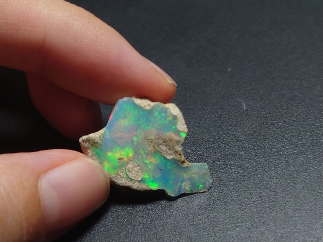 エチオピアウェロ産オパール　原石　鉱物標本　ジュエリーグレード　虹