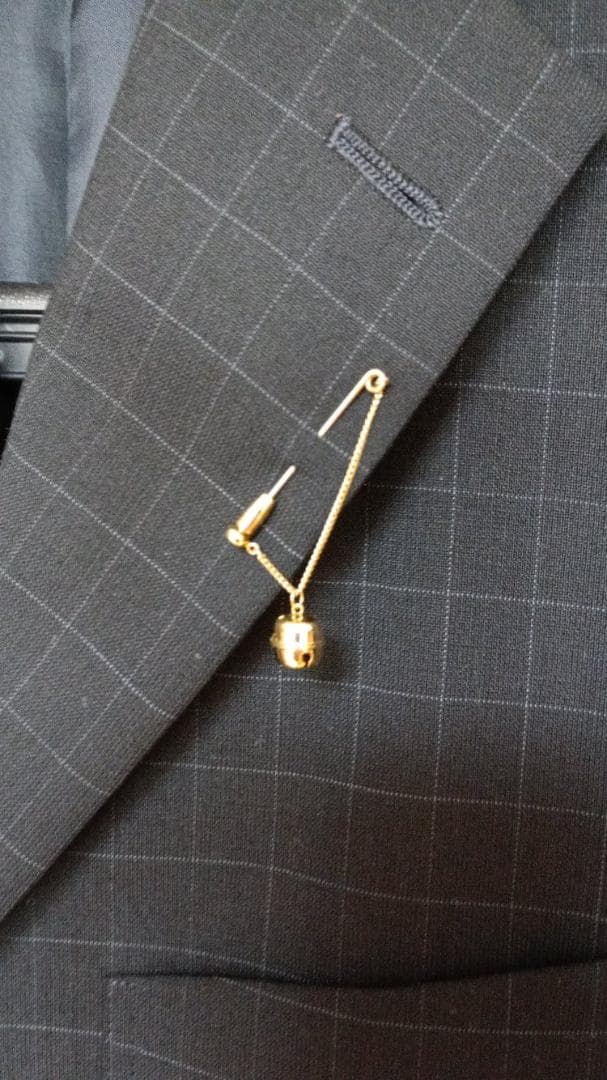 【特注一点モノ】三菱マテリアル K18金製の鈴 ピンブローチ 桐箱付