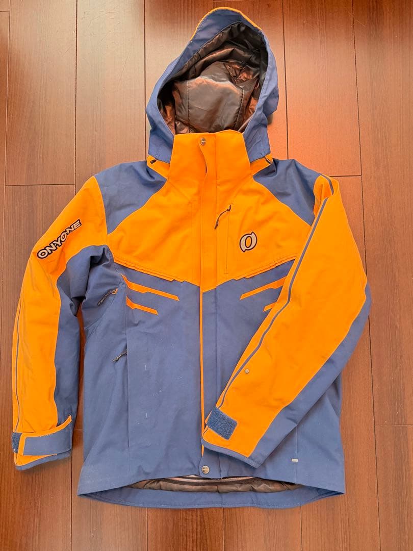 オンヨネ　スキーウェア　上下Mサイズ　デモ
