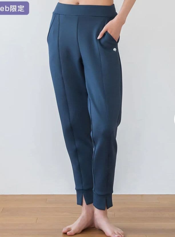 LAVA SUKALA ピンタックスリットジョガーパンツ