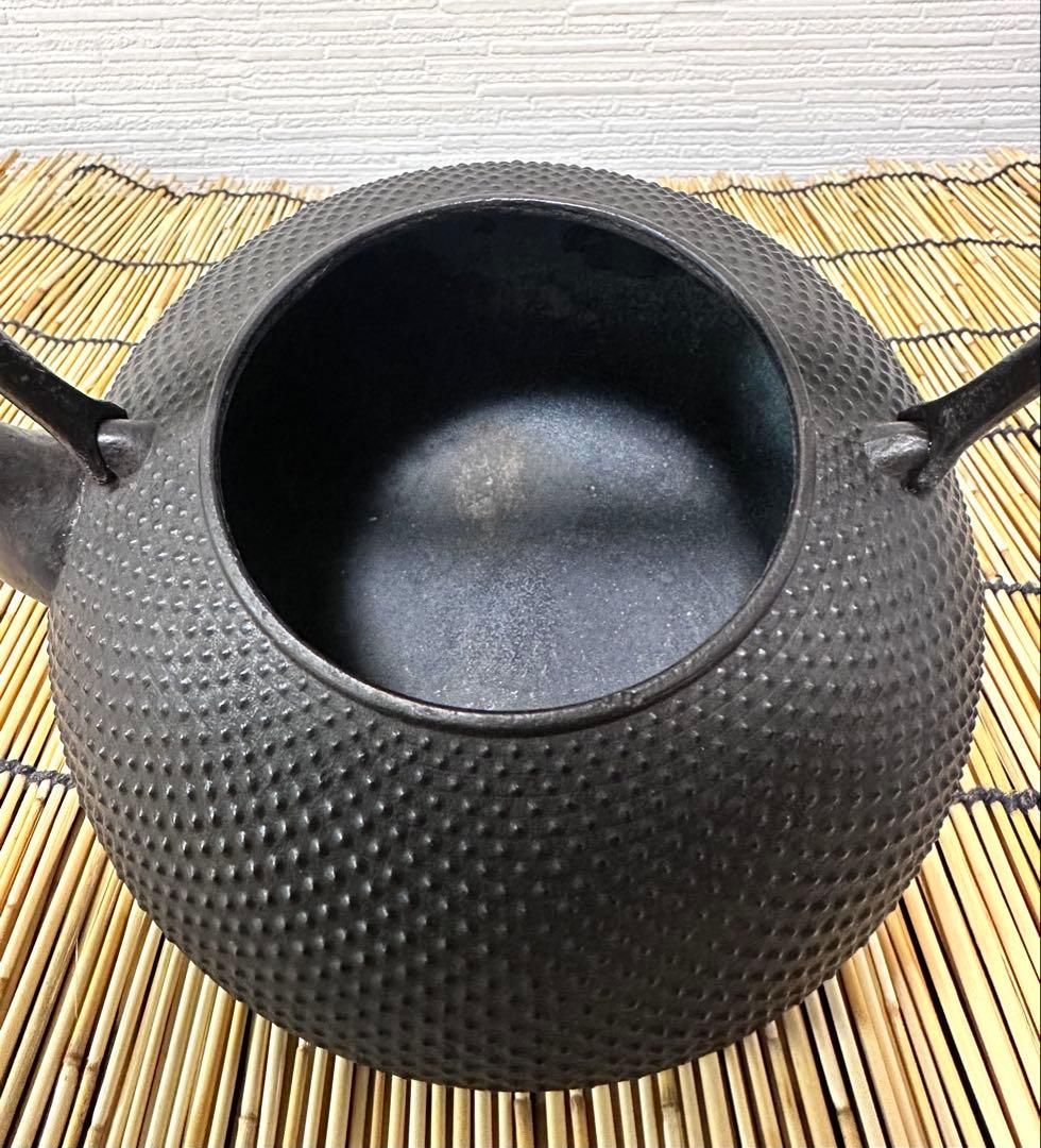 未使用品、供箱付　南部藤枝工房　藤枝 昌行作　１２型アラレ　南部鉄瓶　南部鉄器