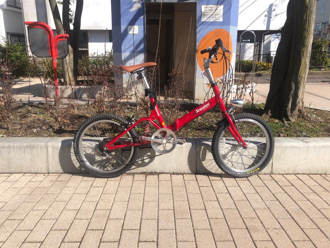 赤い折りたたみ自転車