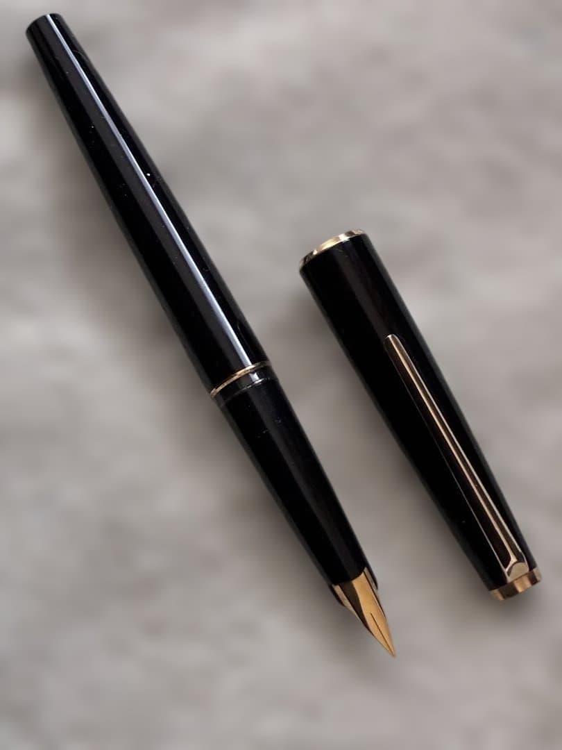 ◾️MONT BLANC モンブラン◾️万年筆◾️黒／金色◾️コンバーター付属◾️