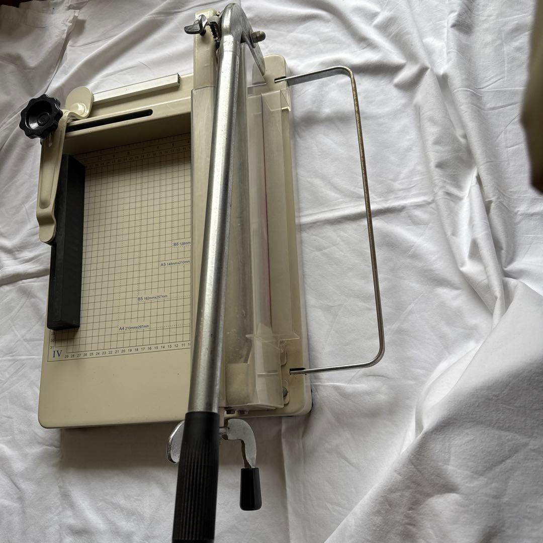 A4対応 手動式裁断機 グリッド付き