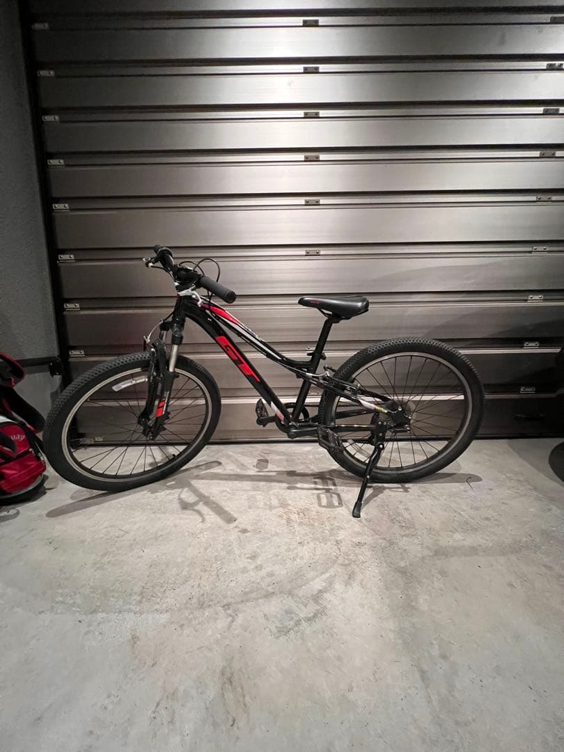 GT Stomperジュニアスポーツバイク 黒と赤