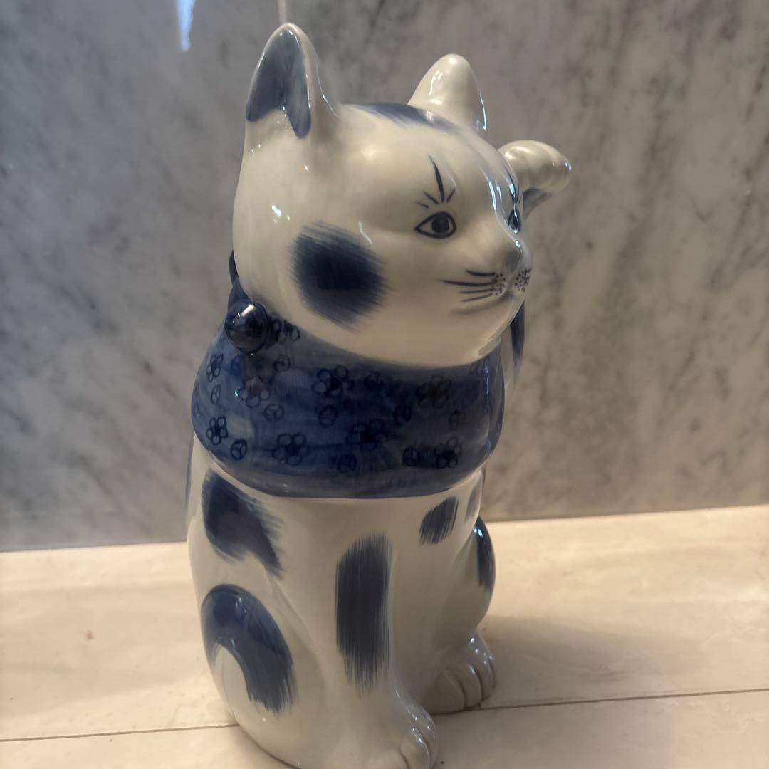 九谷焼アンティーク　妖艶な瞳やまつ毛、体の模様が芸術的で可愛い花柄前掛けの招き猫