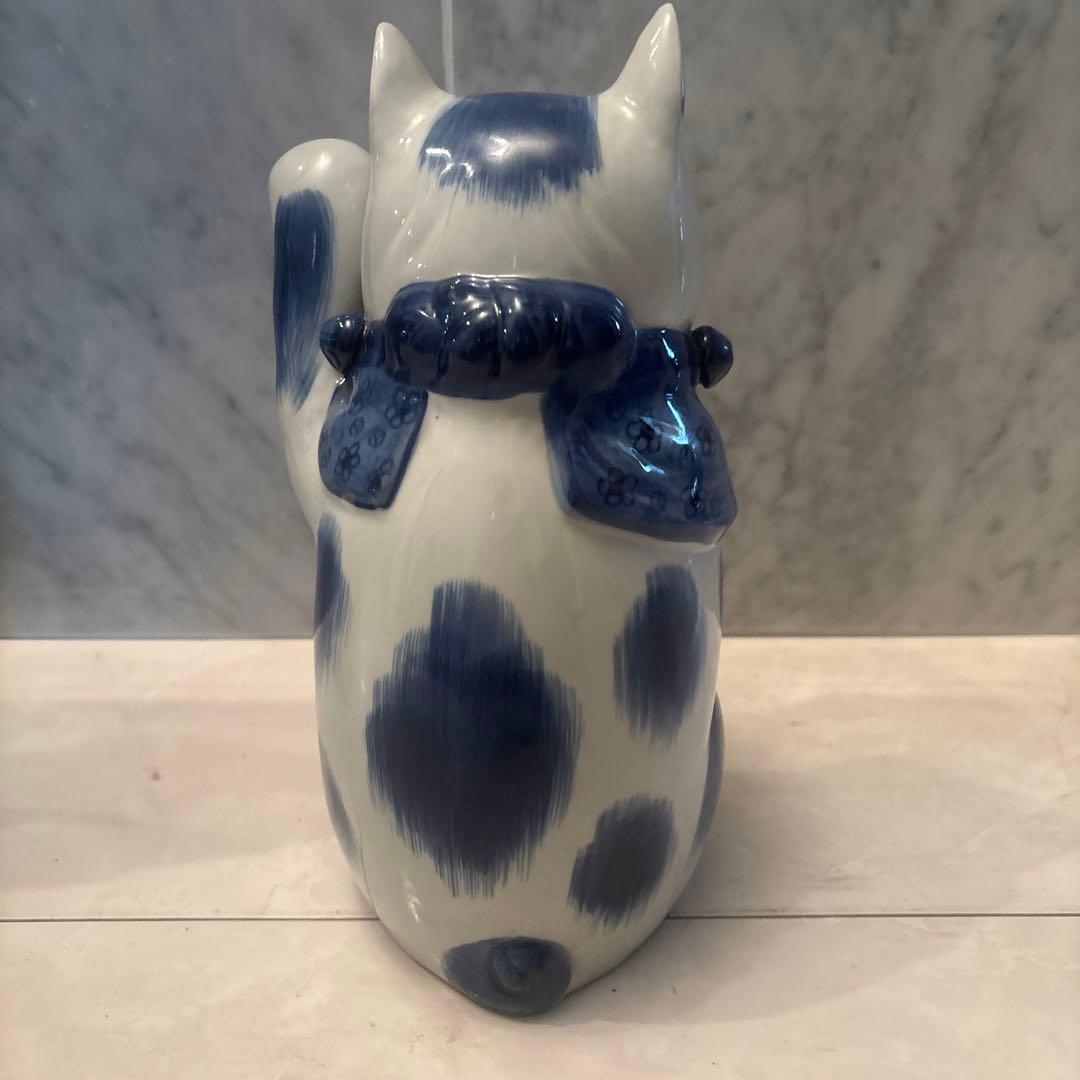 九谷焼アンティーク　妖艶な瞳やまつ毛、体の模様が芸術的で可愛い花柄前掛けの招き猫