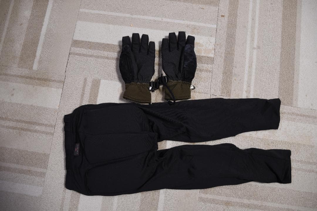 レディース　スノボーウエア上下、保護パット、手袋　（4点）