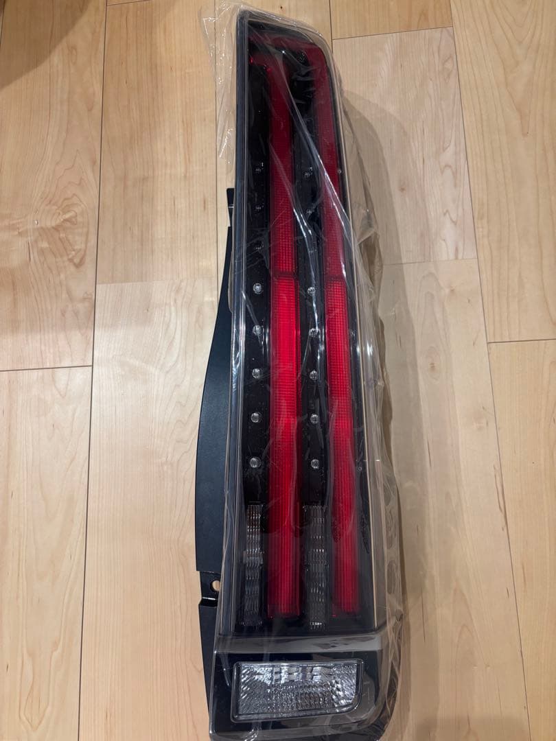 80ノア後期純正テールランプ
