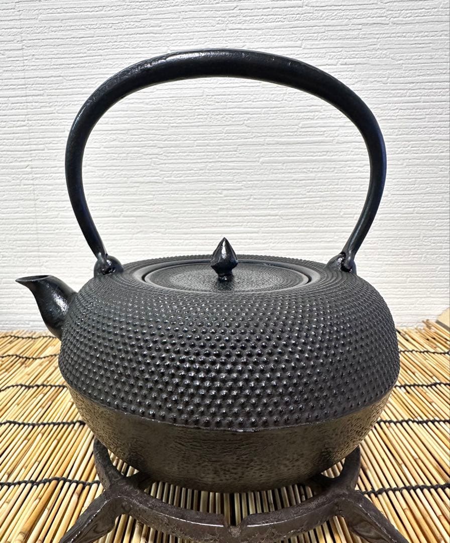 未使用品　敬典工房正寿堂山正　人間国宝髙橋敬典作１２型アラレ　南部鉄瓶