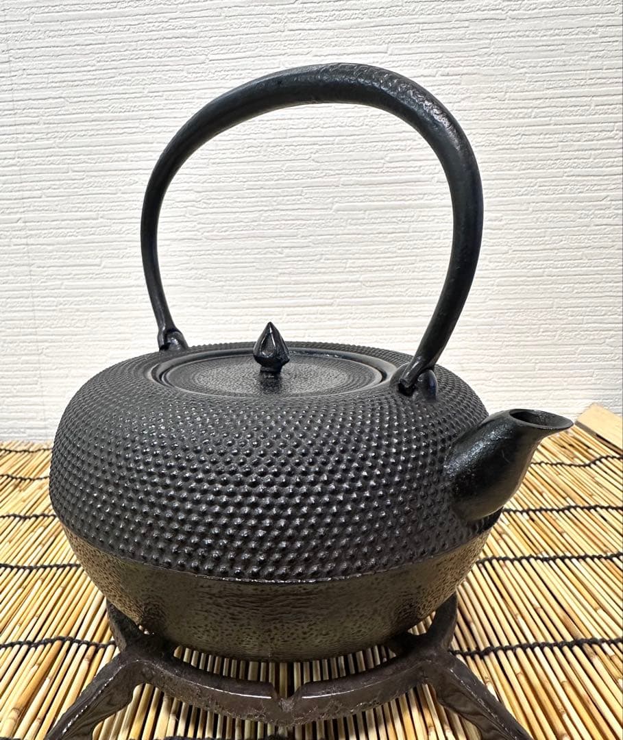 未使用品　敬典工房正寿堂山正　人間国宝髙橋敬典作１２型アラレ　南部鉄瓶