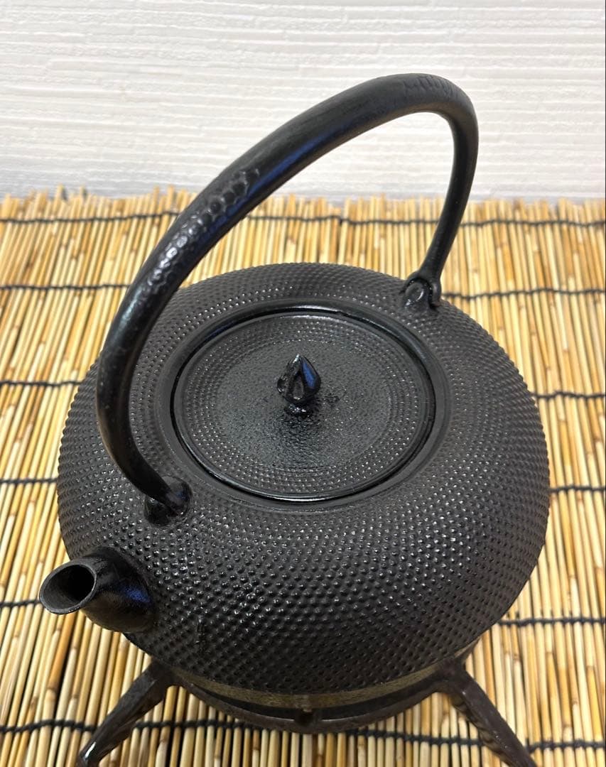 未使用品　敬典工房正寿堂山正　人間国宝髙橋敬典作１２型アラレ　南部鉄瓶