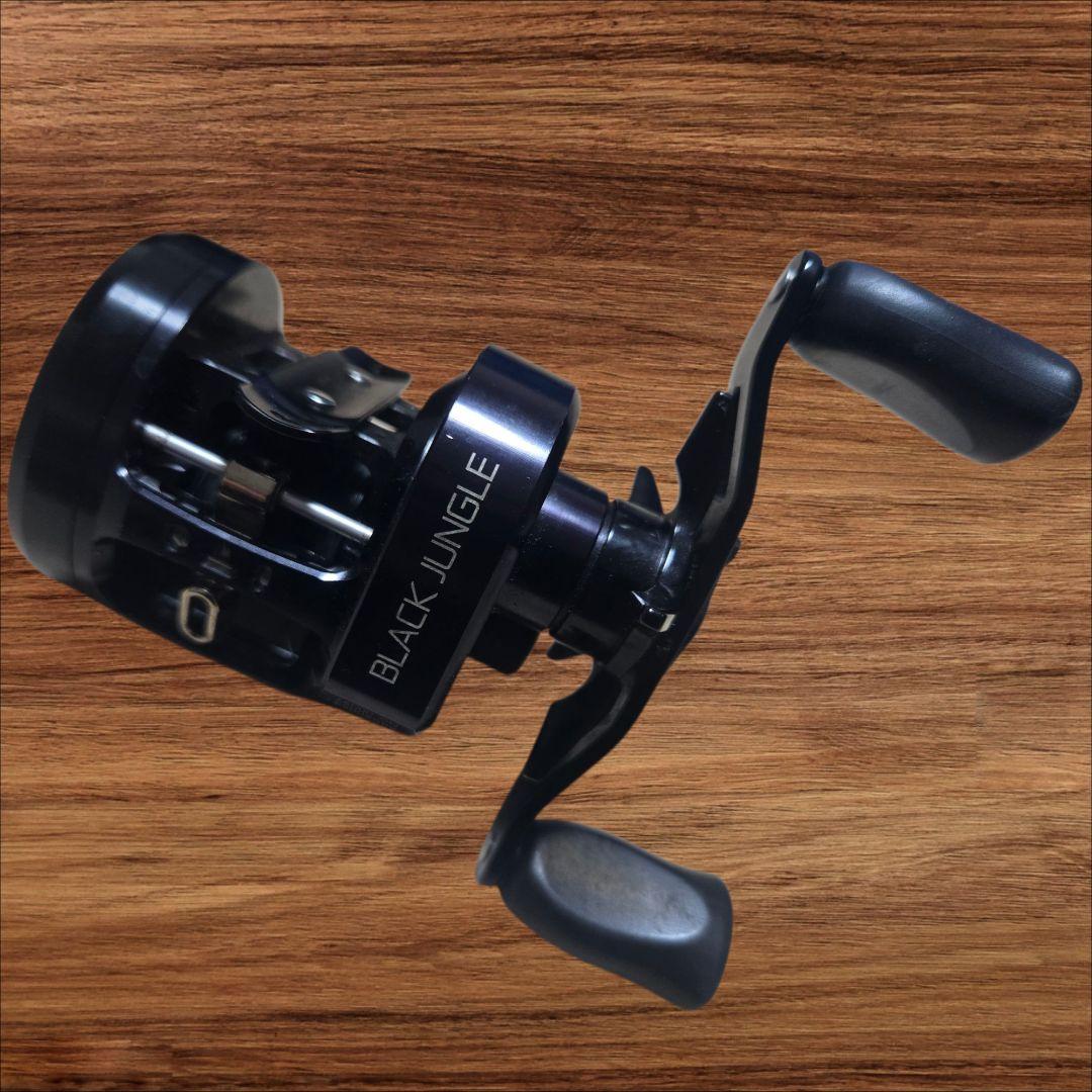 希少廃盤品　 Megabass BLACK JUNGLE リール 右ハンドル