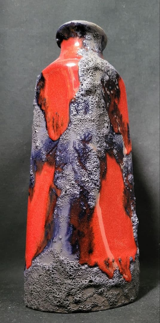 溶岩が流れ出たような陶器のフラワーベース