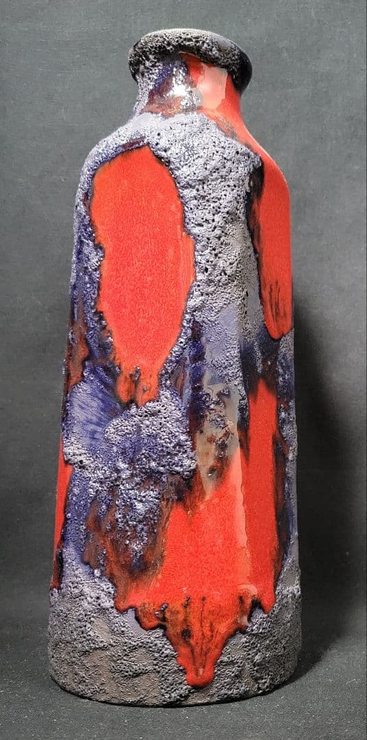 溶岩が流れ出たような陶器のフラワーベース