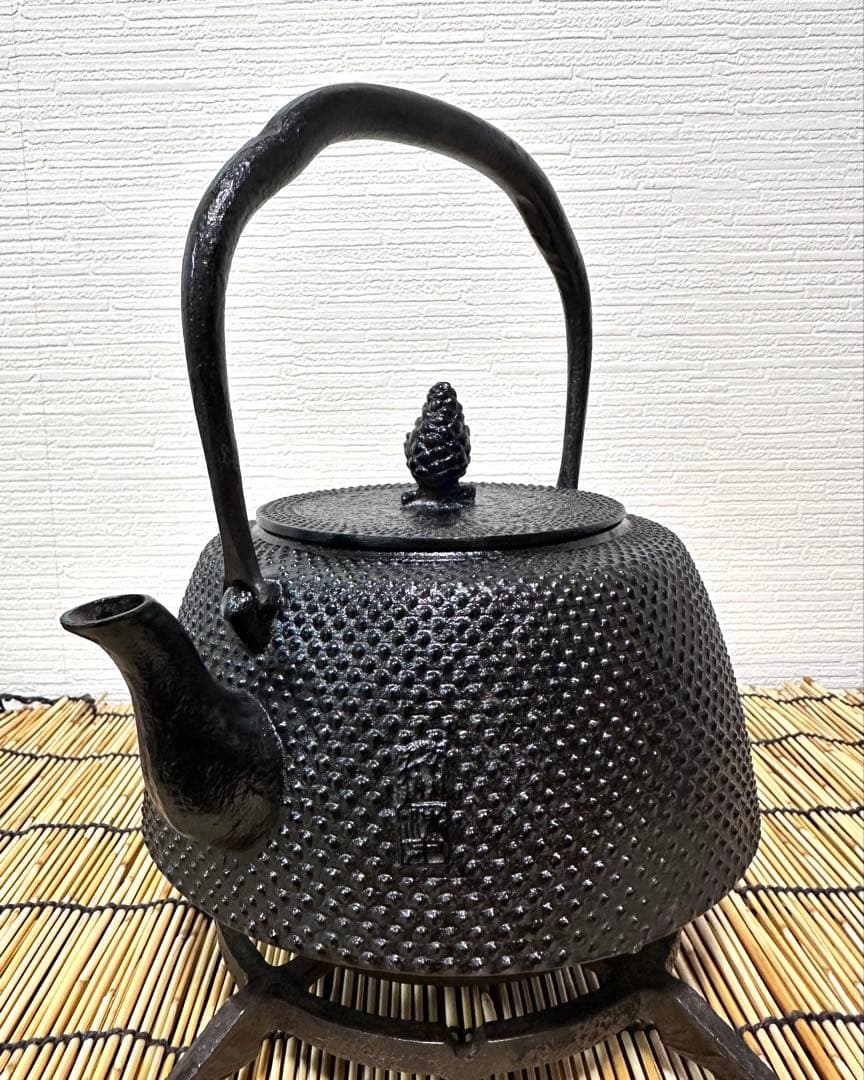 未使用品、保管品　南部岩鋳 四代目清末作 １５型　九重アラレ　南部鉄瓶