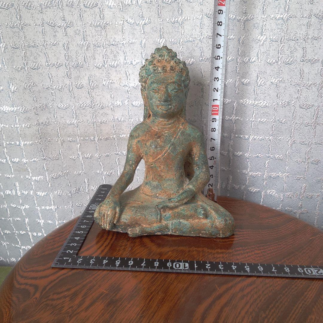 座った仏像 緑褐色 古代？