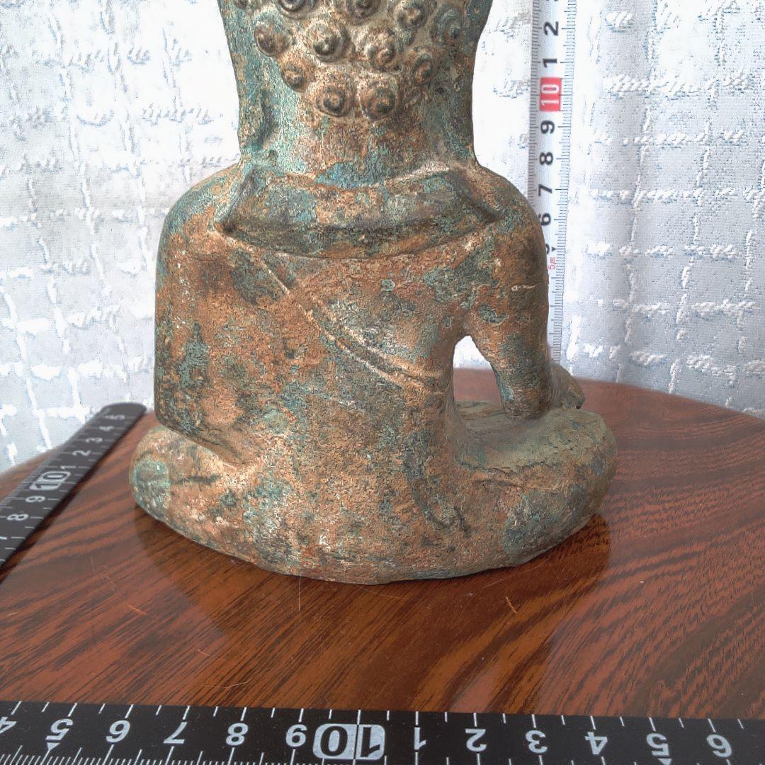 座った仏像 緑褐色 古代？