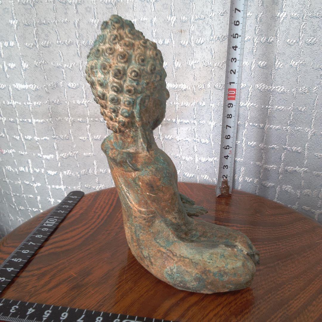 座った仏像 緑褐色 古代？