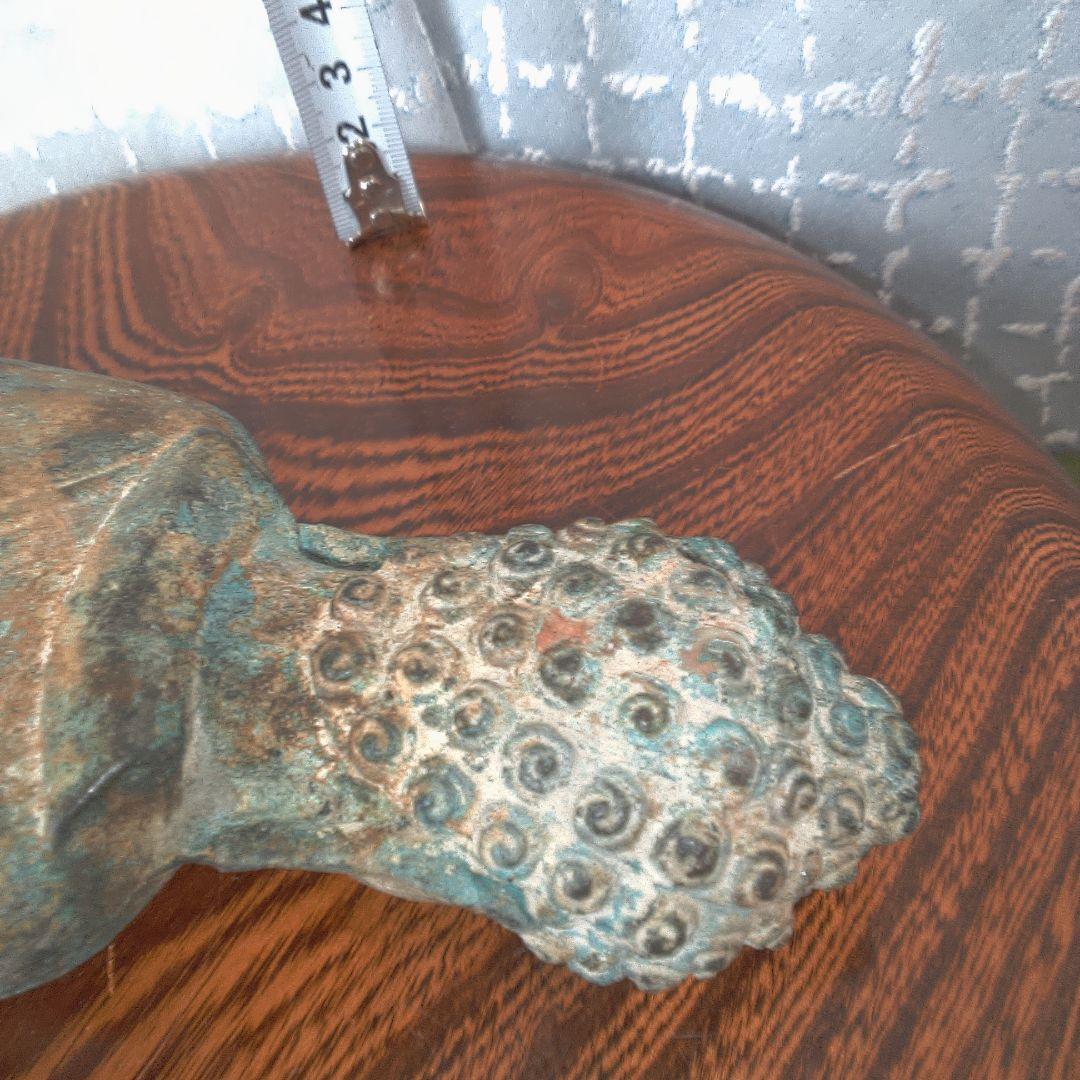 座った仏像 緑褐色 古代？