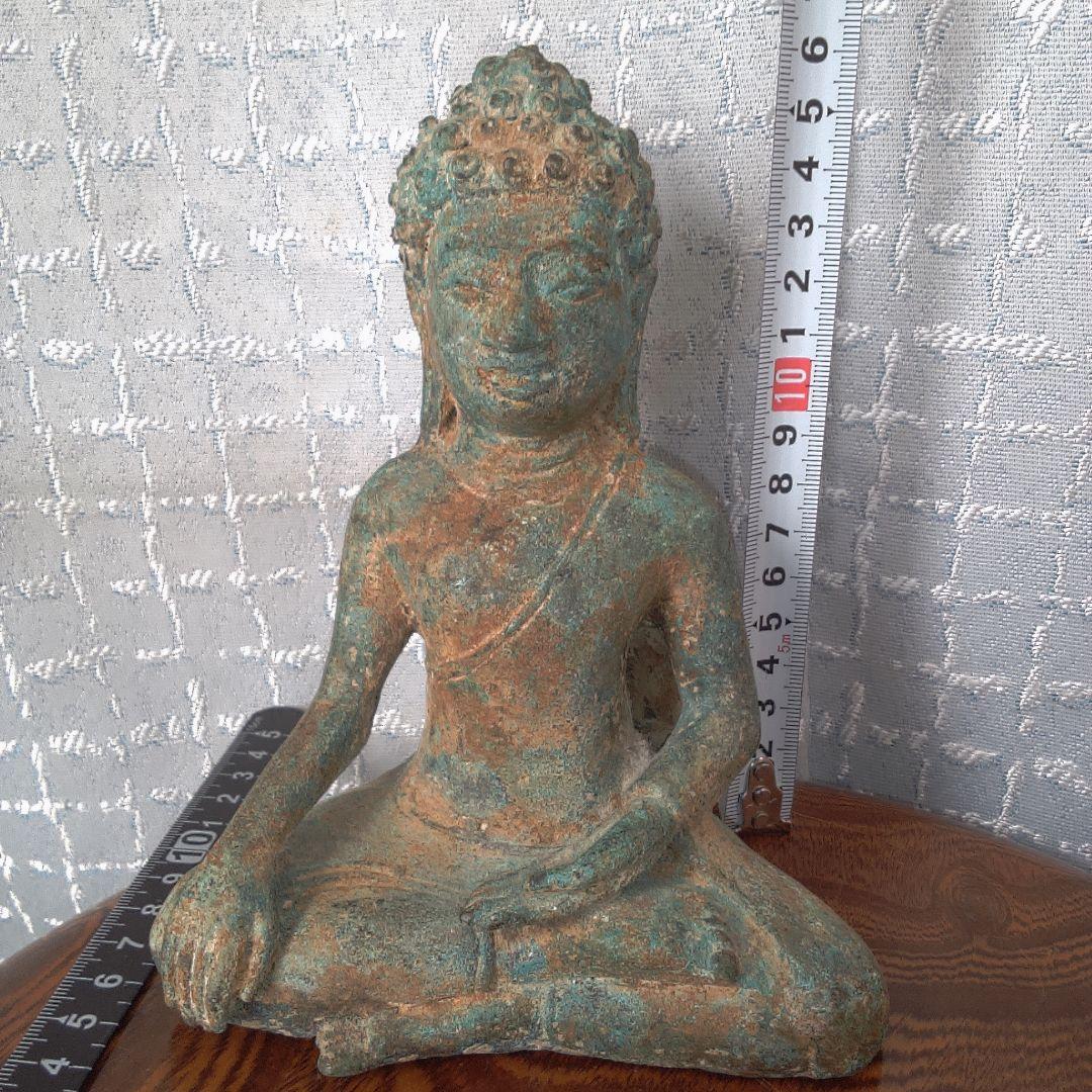 座った仏像 緑褐色 古代？