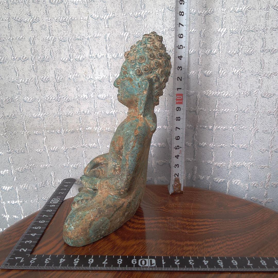 座った仏像 緑褐色 古代？