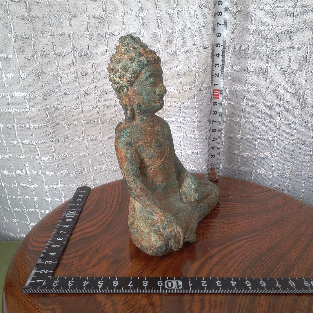 座った仏像 緑褐色 古代？