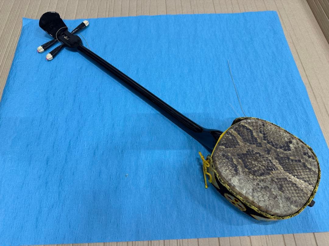 木箱ケースあり沖縄三線　初心者向け 入門用 蛇皮調 黒棹 胴巻き付き 琉球楽器