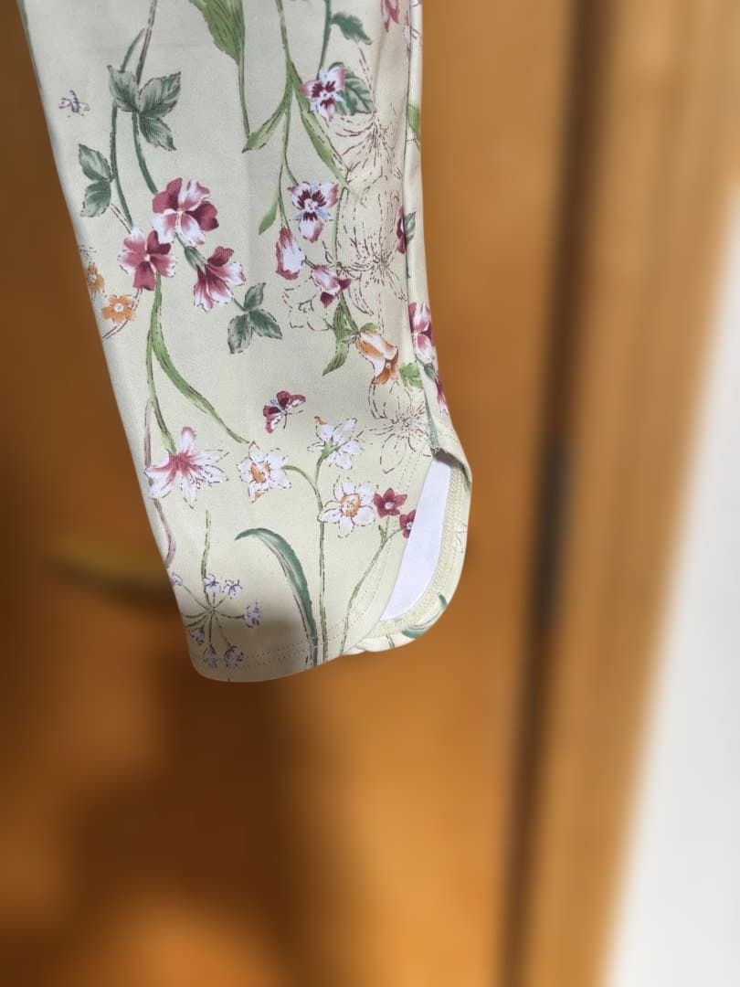 スカーラヨガウエア　上下　M サイズ　美品　薄黄色　小花柄　ブラトップ　レギンス