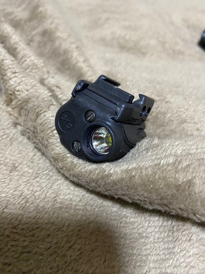 バ*ン様 実物Crimson Trace製タクティカルライトCMR-202