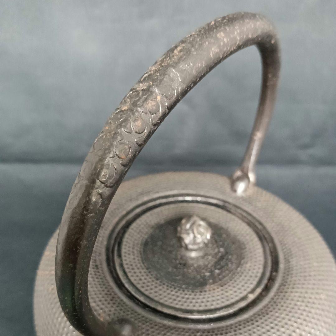 栗文特選 霰地紋 平丸形 蕾摘蓋 鉄瓶