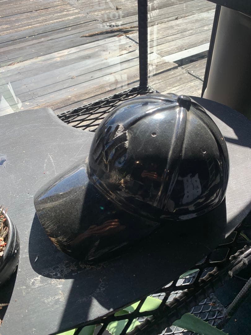 野球帽　石のオブジェ　ニューヨークヤンキース　ベースボールキャップ