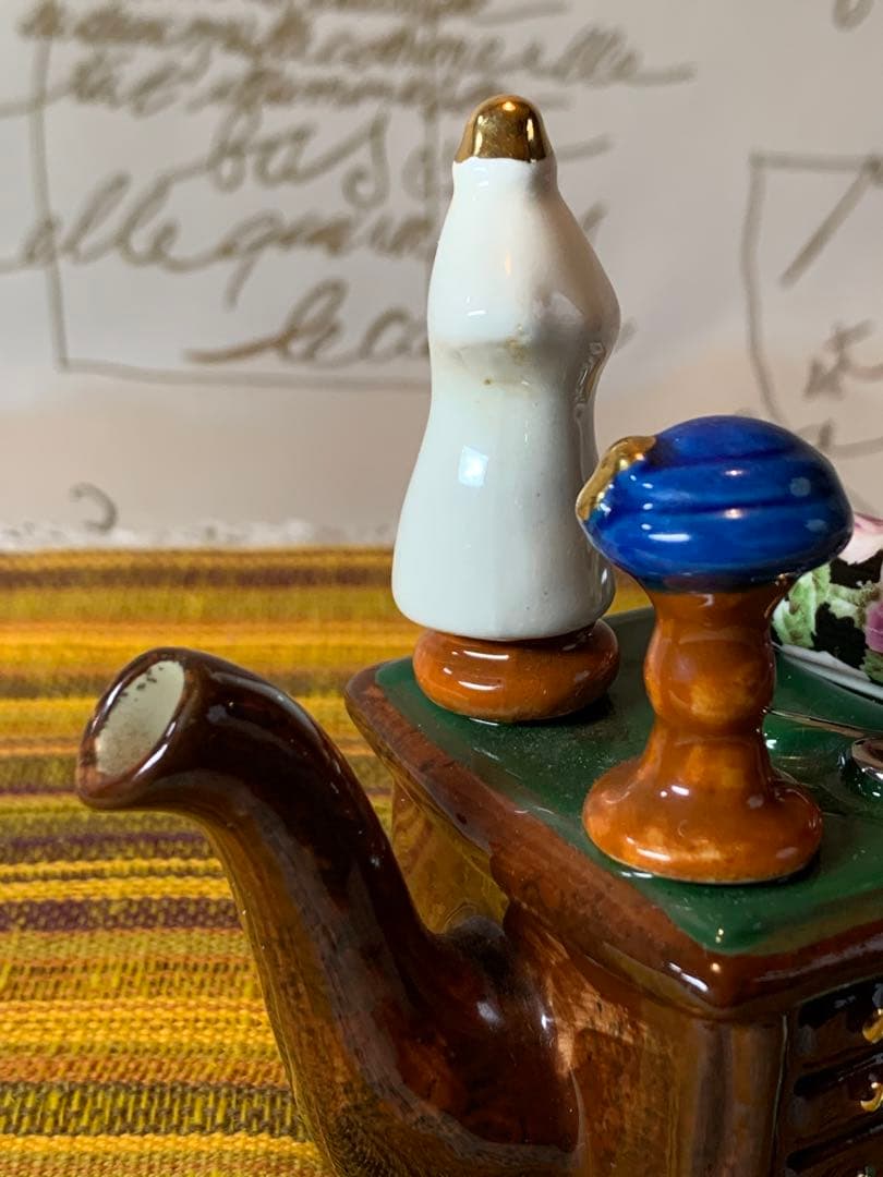 イギリス製　ビンテージのトニーカーターの可愛い服屋さんの手書きのポット！