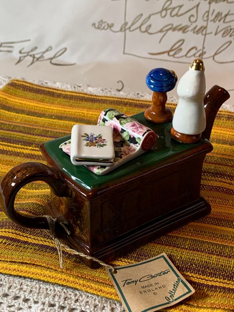 イギリス製　ビンテージのトニーカーターの可愛い服屋さんの手書きのポット！