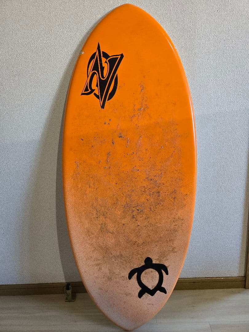 オレンジ スキムボード ロゴ付き