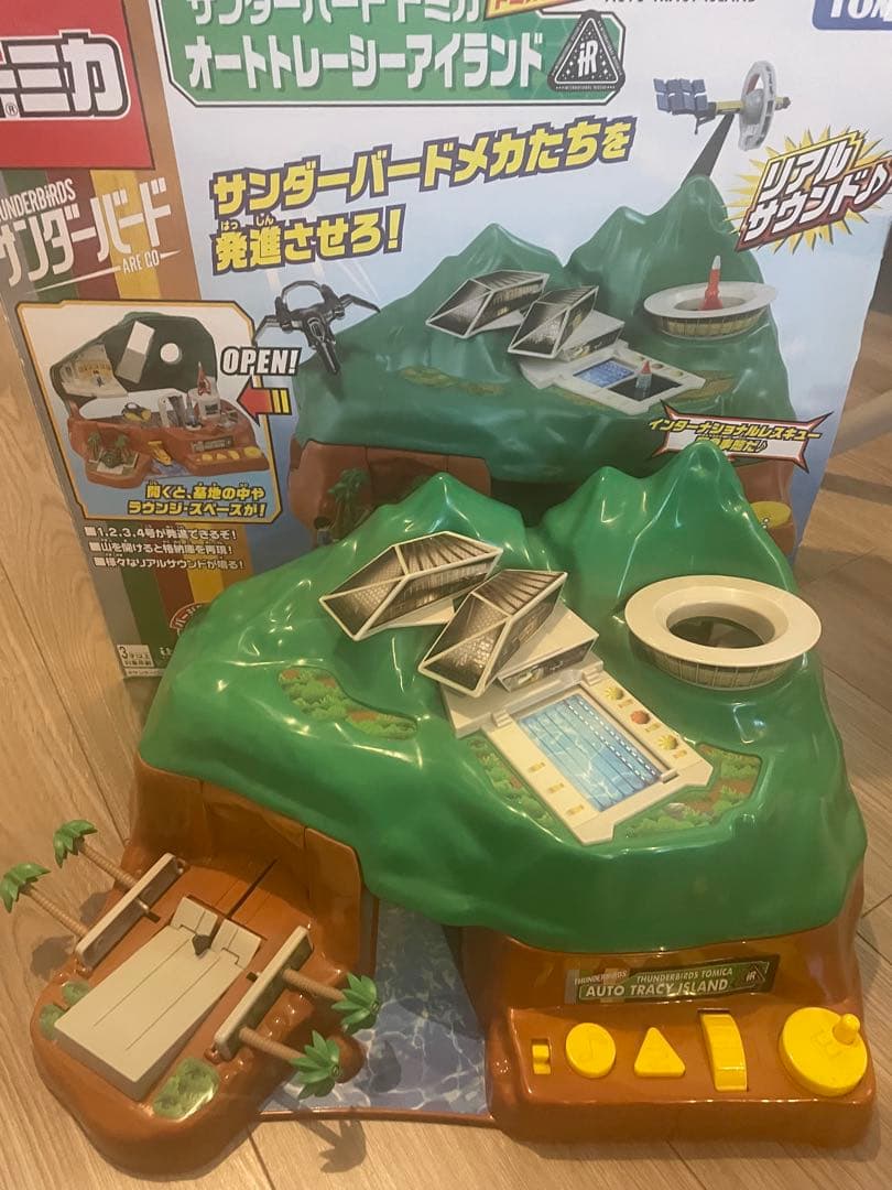 サンダーバード トミカオートトレーシーアイランドセット