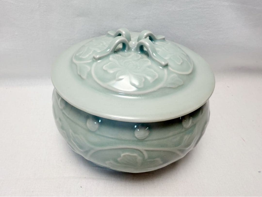 ほぼ未使用 茶道具 中国龍泉 青磁 ボタン柄 水指 蓋付き 水屋道具 底印 木箱