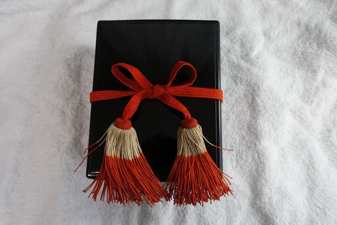 高級琴柱　　豪華箱入り　黒い木製箱 赤白房飾り付き　骨董