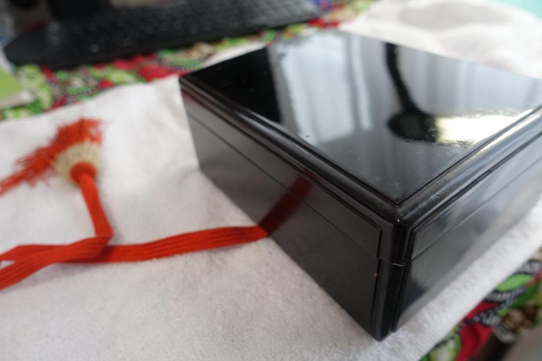 高級琴柱　　豪華箱入り　黒い木製箱 赤白房飾り付き　骨董