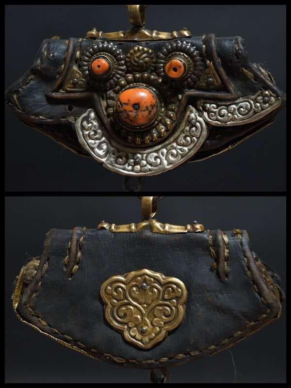 オールドチベット 革製ポーチ財布 古い天然珊瑚象嵌 銀製浮彫り唐草紋 金具装飾