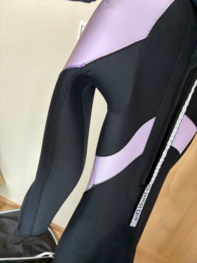 ウェットスーツ 帽子(新品)、説明書、ハンガー、保管用のカバー付き