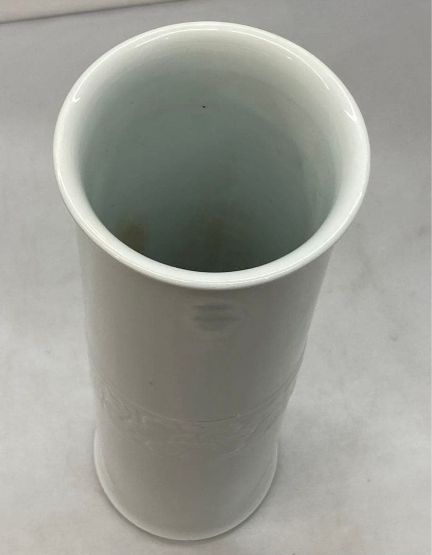 B165b  伊東陶山造「白瓷唐華文  花瓶」共箱　京都　尊式　華道具　茶道具