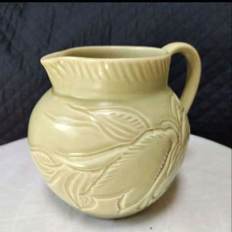 超レアー、美品、スージークーパー初期の作品、彫り物の美しい花瓶(水差し)