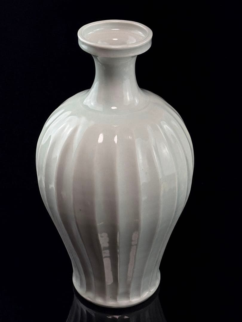 益子焼 名工【瀧田項一】作 白磁鎬手瓶子 共箱 R7112341