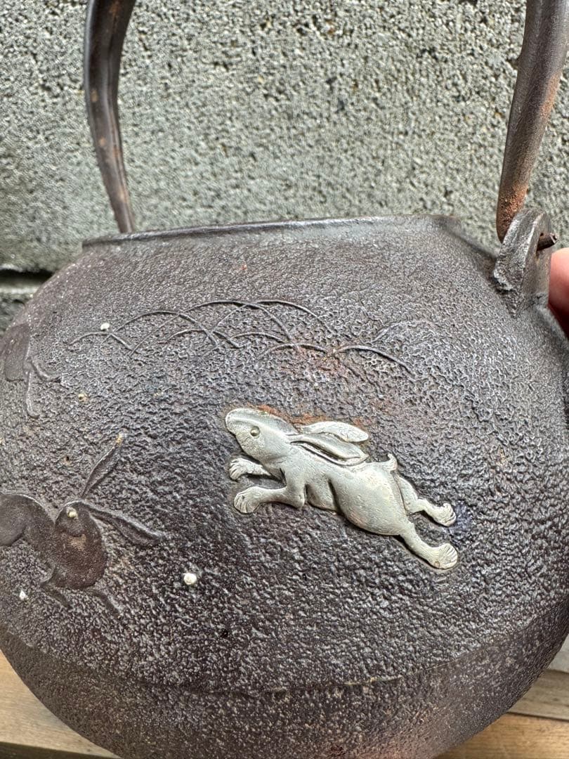 鉄製浮彫り動物模様の鉄瓶 銀象嵌　金粒